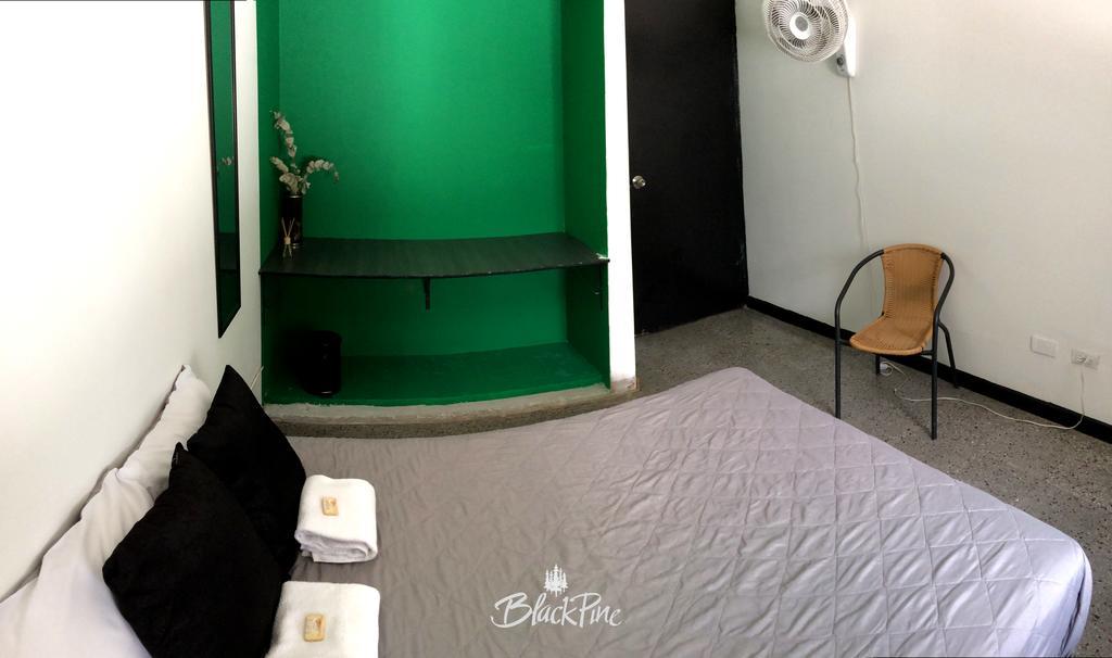 Blackpine Hostel Medellín Buitenkant foto