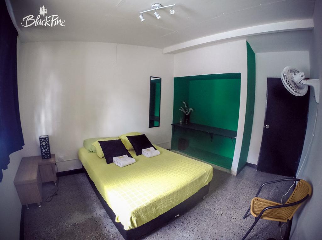 Blackpine Hostel Medellín Buitenkant foto