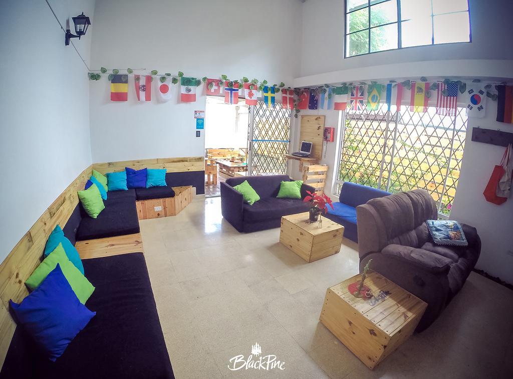 Blackpine Hostel Medellín Buitenkant foto